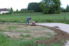 Préparation de la terre pour semer la prairie fleurie